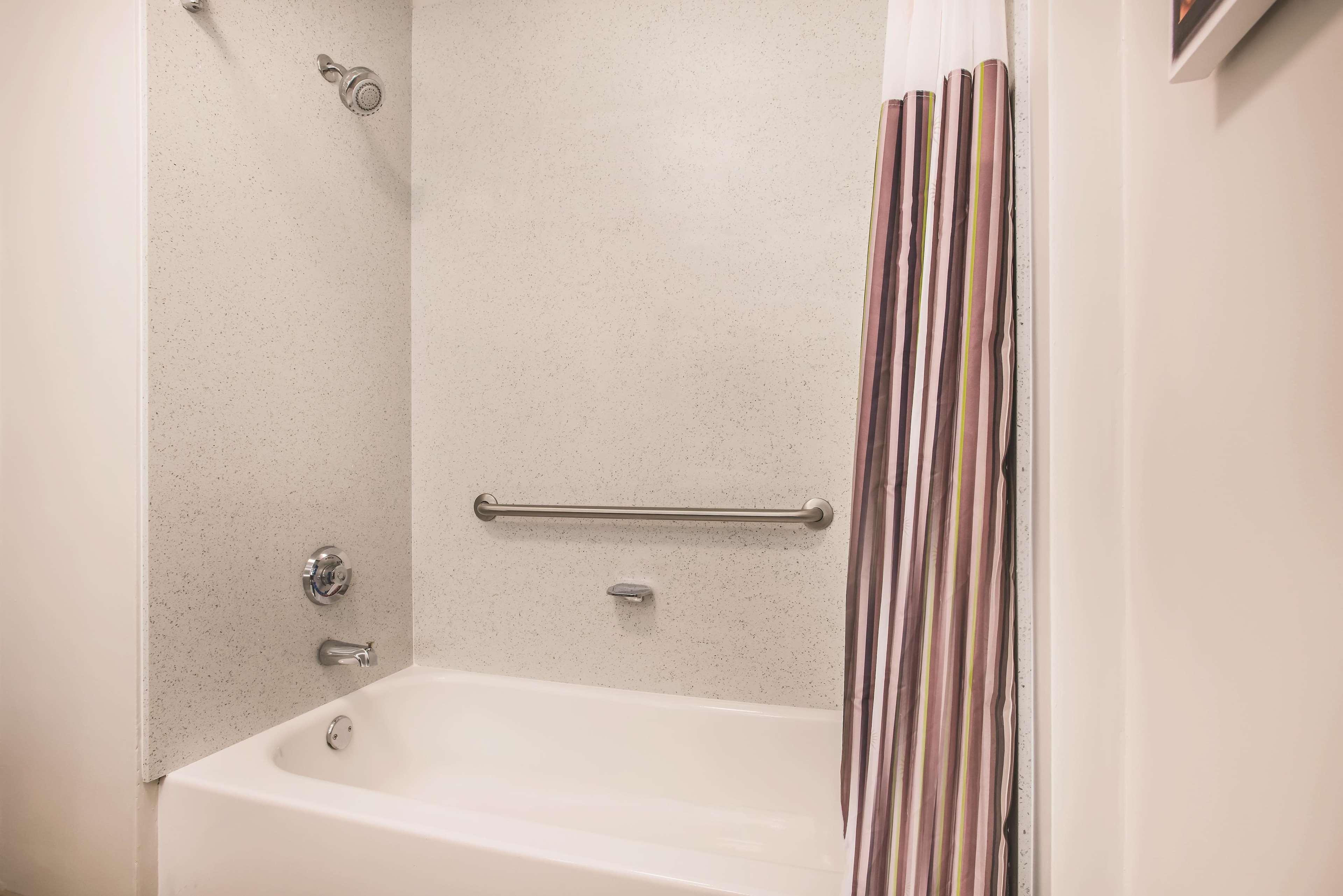 La Quinta By Wyndham Chambersburg Hotel Exterior photo